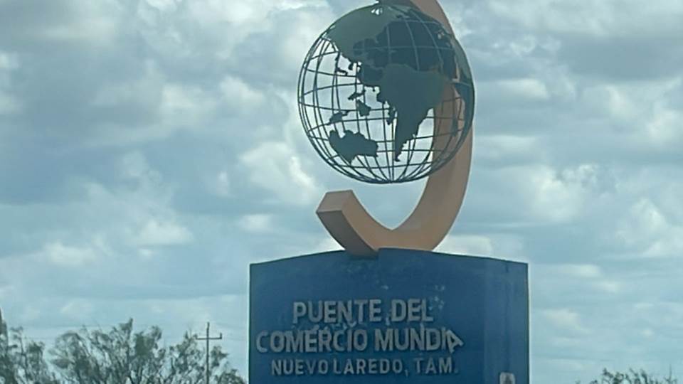 En malas condiciones monumento del Puente del Comercio Mundial
