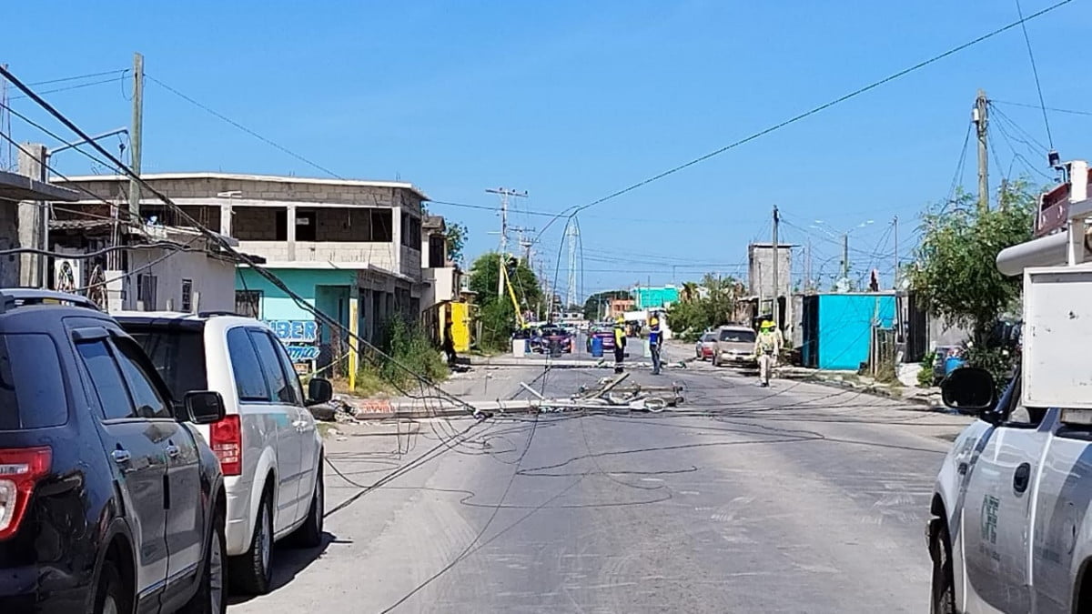 Choque contra postes de luz deja a 30 familias sin energía eléctrica