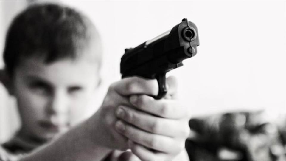 Encuentra niño de 8 años una pistola de su padre, mata a bebé y hiere a niña 