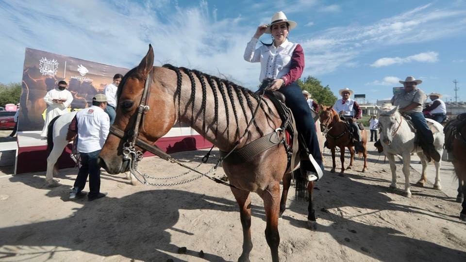 Cabalgantes celebran con orgullo ser neolaredenses