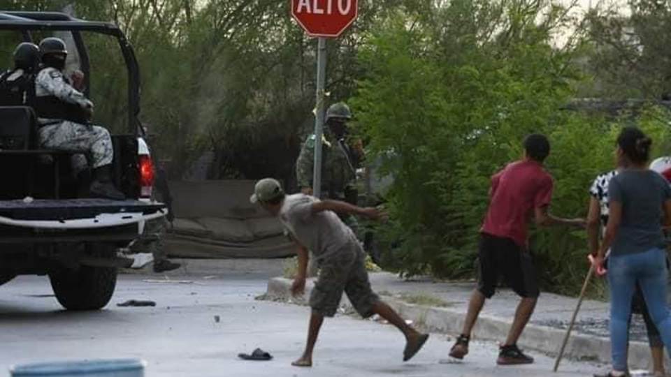 Atacan con piedras y palos a militares que abatieron a civiles armados en Nuevo Laredo