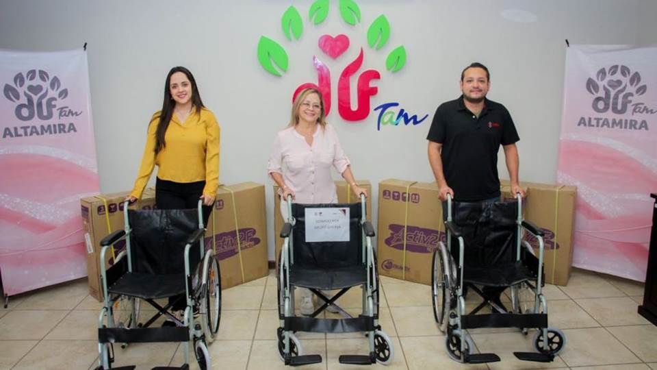 Dona Grupo Farmacéutico Ghersa sillas de ruedas al Sistema DIF Altamira