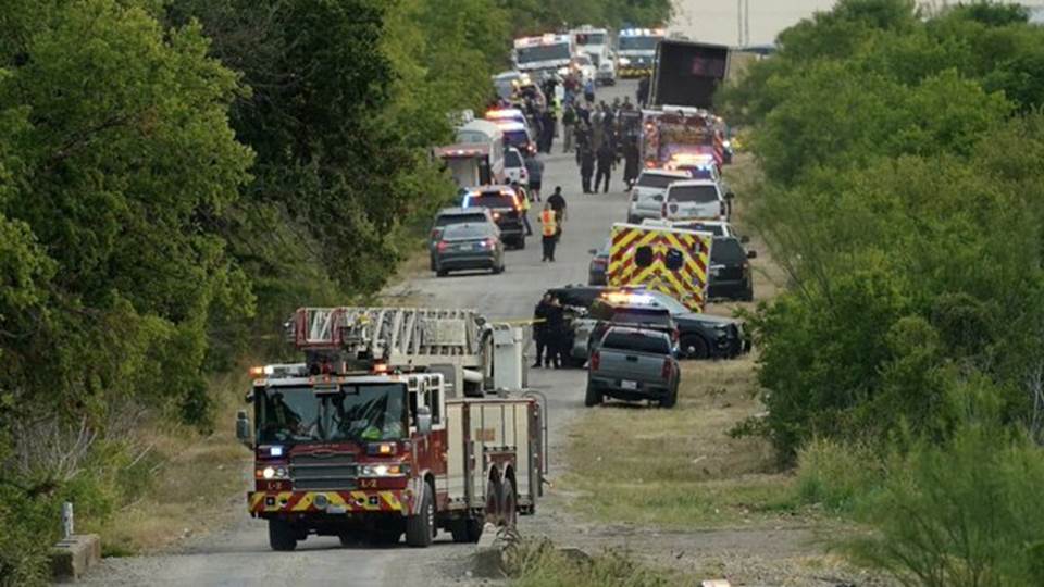Gobernador de Texas impondrá nuevos retenes tras la muerte de 53 migrantes