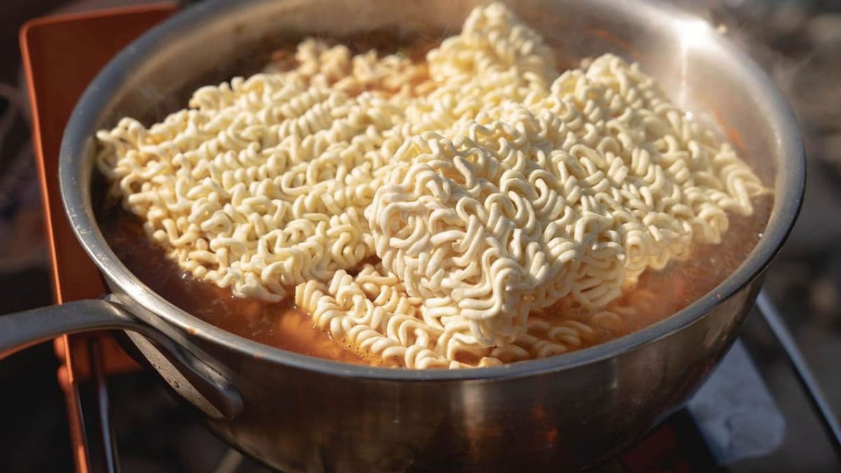 Hombre le pide divorcio a su esposa porque solo le daba de comer sopas instantáneas