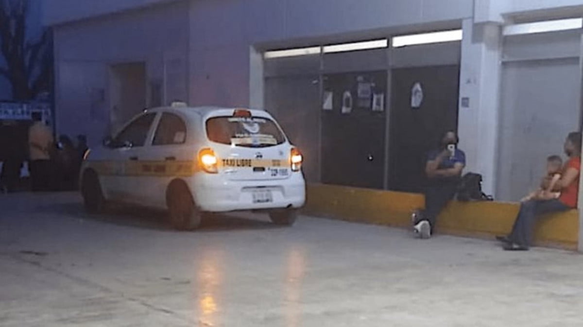 Muere hombre dentro de un taxi cuando iba ser trasladado al hospital