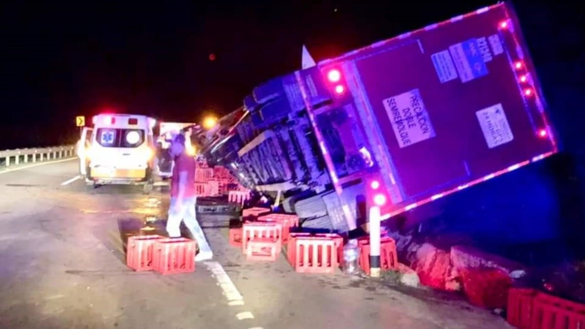 Vuelca tráiler en Altamira, le gana el peso al tomar una curva