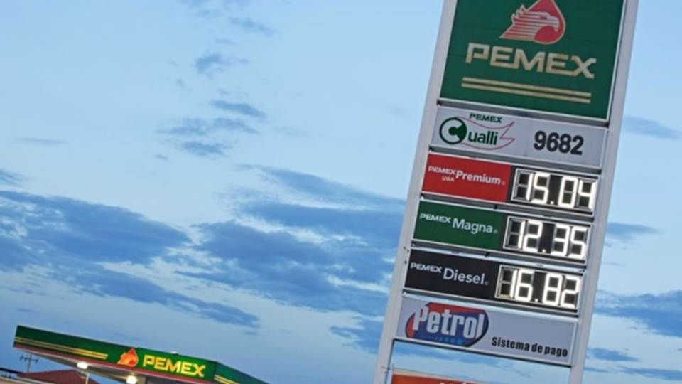 Compran fronterizos gasolina en menos de 17 pesos por litro