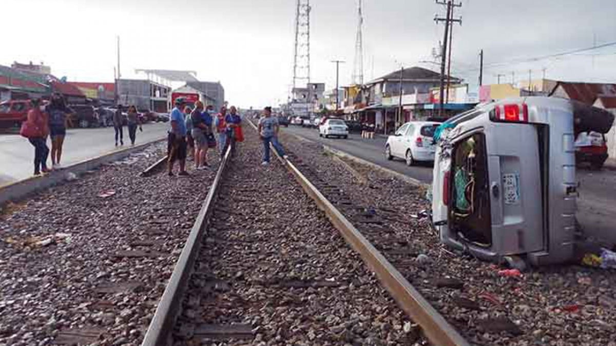 Por intentar ganarle paso al tren, mujer termina lesionada junto a su hijo 