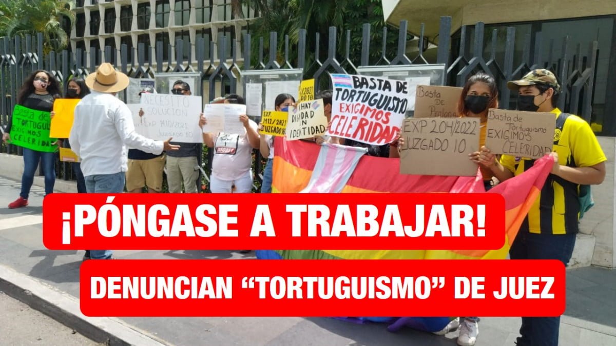 Integrantes de la comunidad LGBTTTIQ se manifiestan contra Juzgado Décimo de Distrito; le exigen al juez se ponga a trabajar.