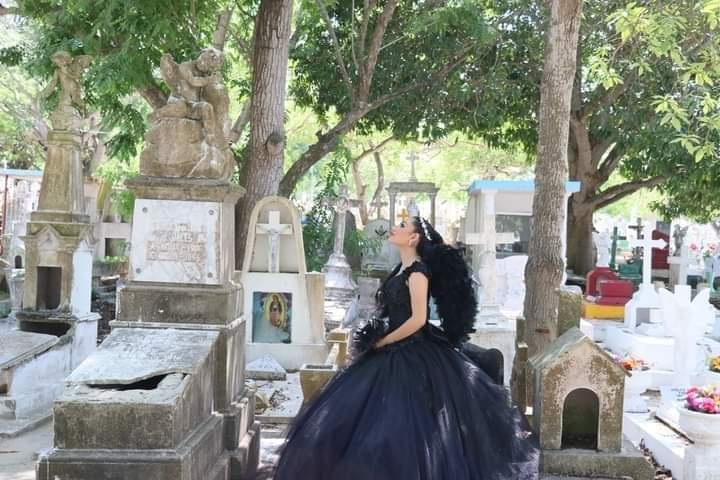 Quinceañera Dark pide sesión de fotos en el cementerio de Tampico