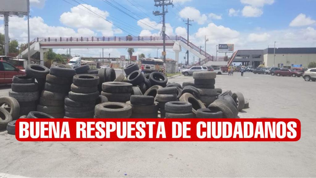 Ciudadanos llenan de llantas centro de convenciones Mundo Nuevo