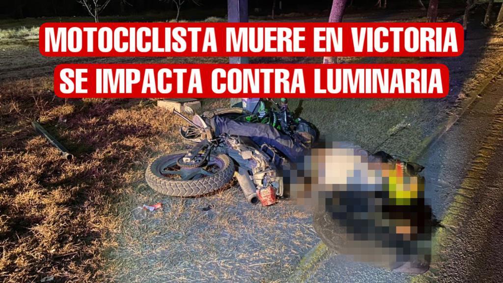 Motociclista se impacta contra luminaria y muere instantáneamente