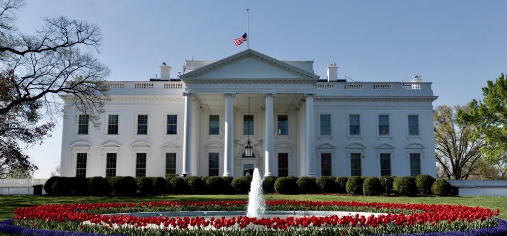 La Casa Blanca busca con los gobernadores contrarrestar polémica decisión del Supremo contra el aborto