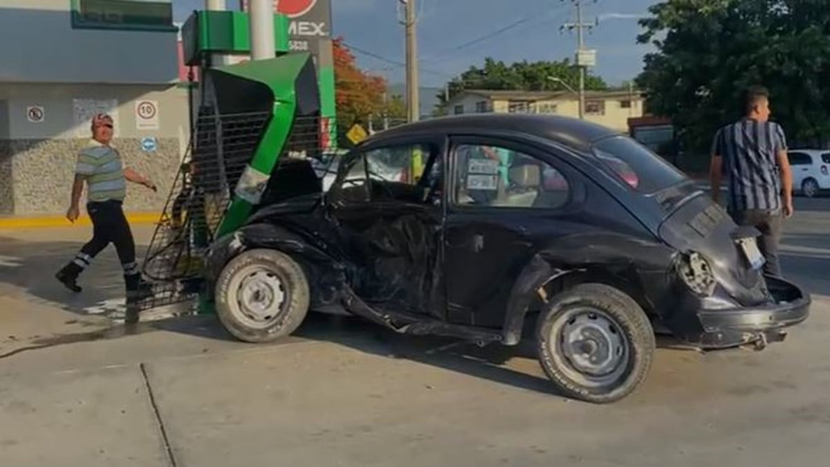 Se pasa semáforo en rojo y choca contra gasolinera; hay dos heridos