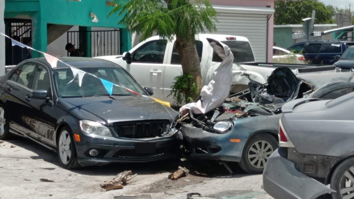 Joven choca contra tres vehículos por ir manejando a exceso de velocidad