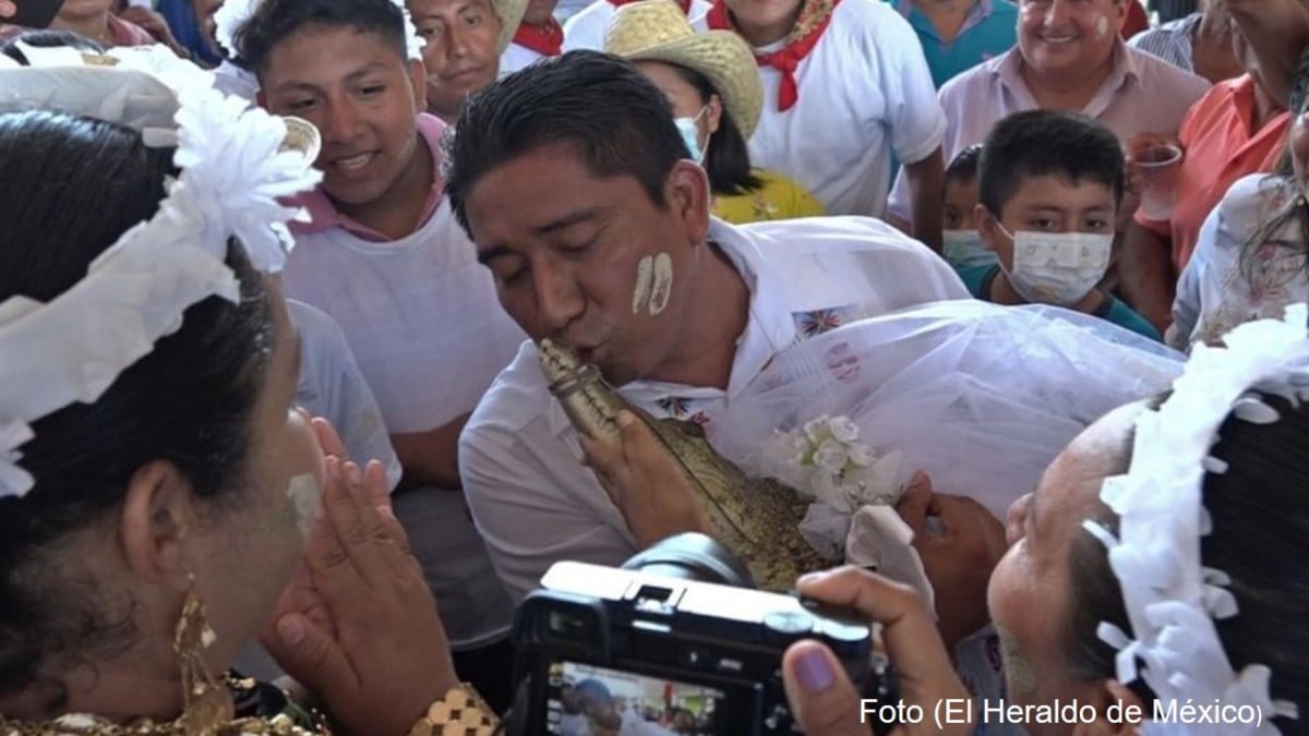 Insólita boda entre alcalde y “princesa lagarto” en Oaxaca