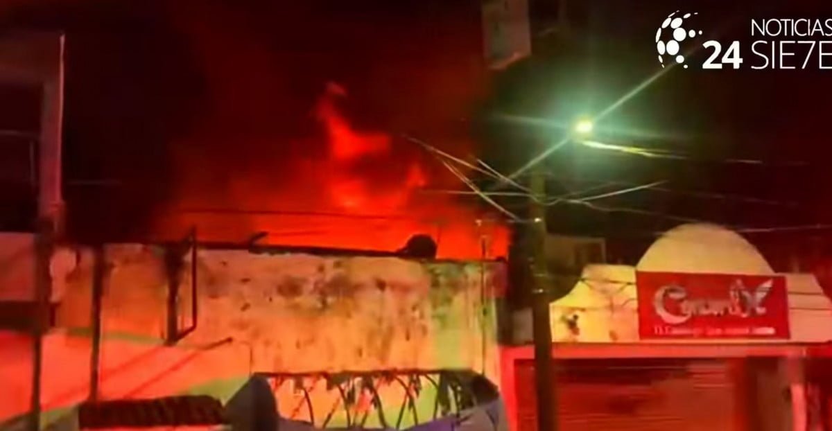 Incendio consume negocio de bicicletas en zona centro de Victoria