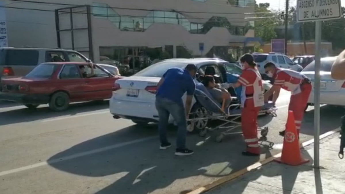 Mujer da a luz en plena vía pública