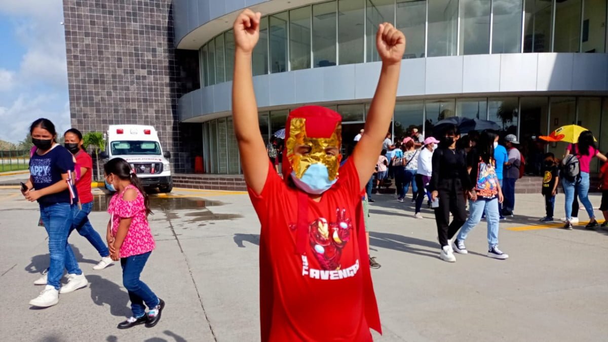 Niños acuden disfrazados de super héroes a recibir su vacuna anticovid