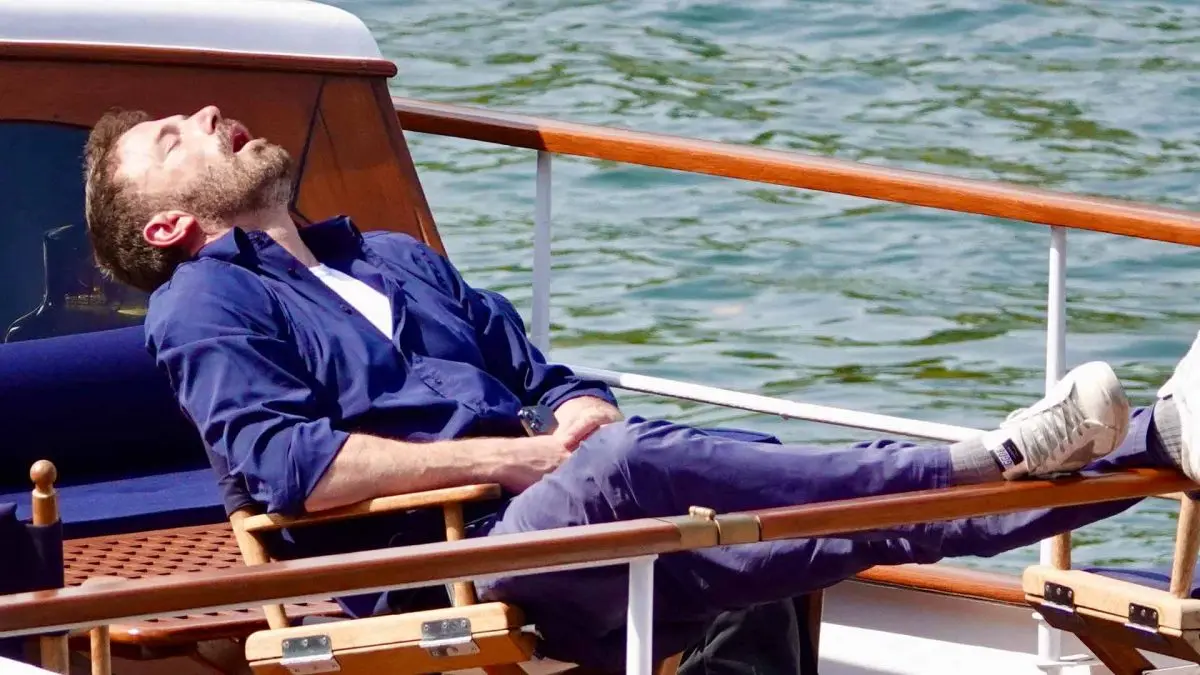 Ben Affleck se hace viral por fotografía de él dormido en un barco en su luna de miel con J-Lo