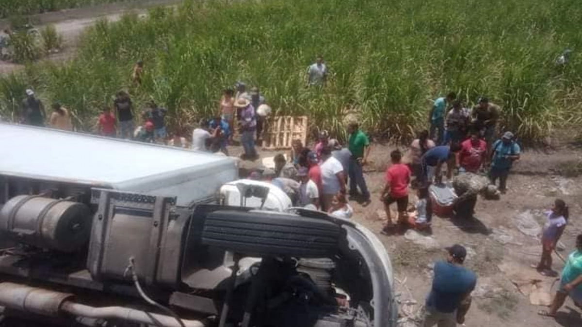 Vuelca camión cargado con piernas de cerdo; pobladores realizan rapiña
