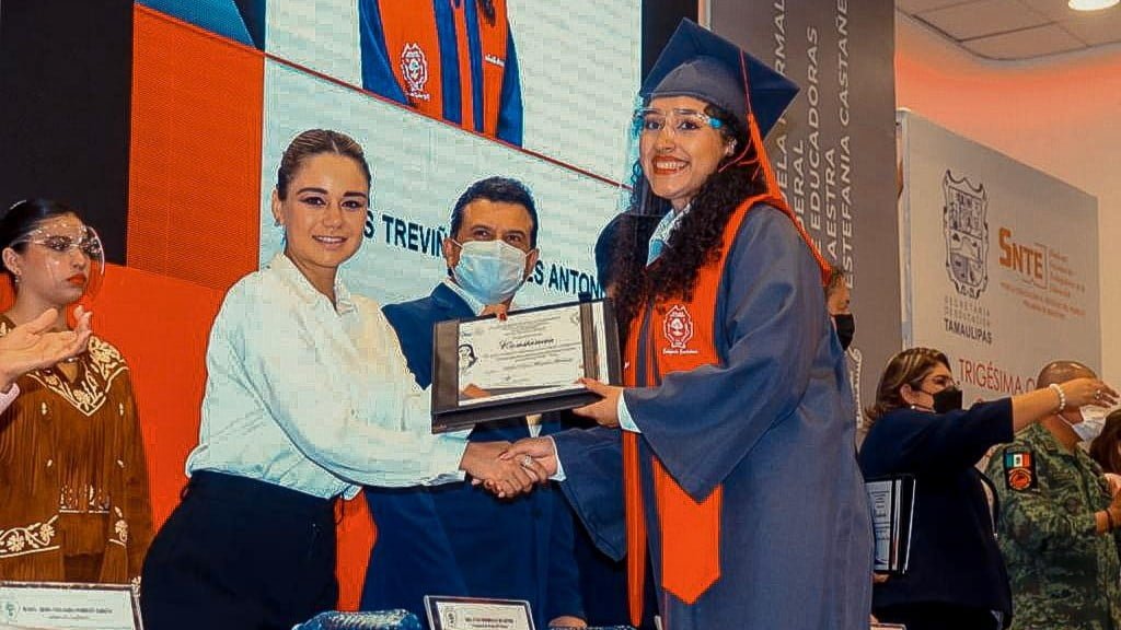 Atestiguan Lucy y Lalo graduación de nueva generación de educadoras