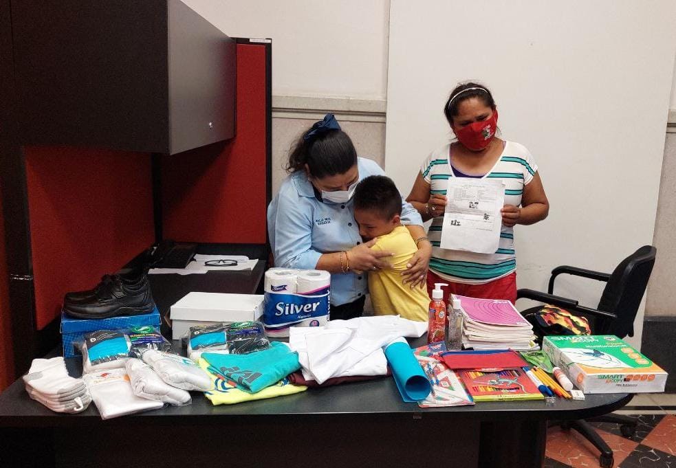 Pequeño llora de emoción por recibir de regalo útiles escolares