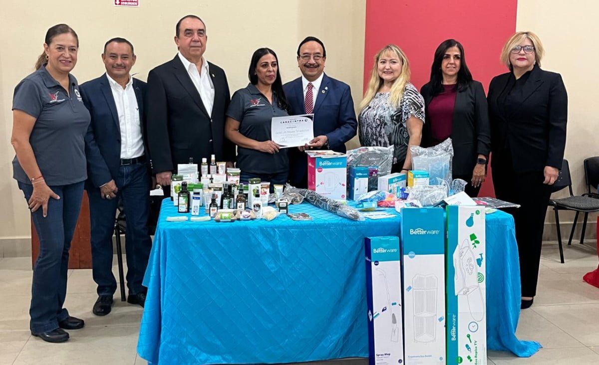 Mujeres neolaredenses ofrecen productos y servicios en la Expo Mujer Empresaria.