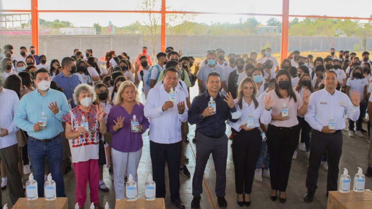 Lalo y Lucy suenan la campana de nuevo ciclo en escuelas de Victoria