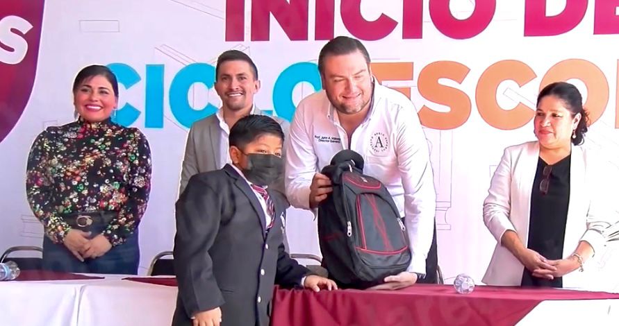 Apadrinan a estudiantes en busca de mejor calidad educativa