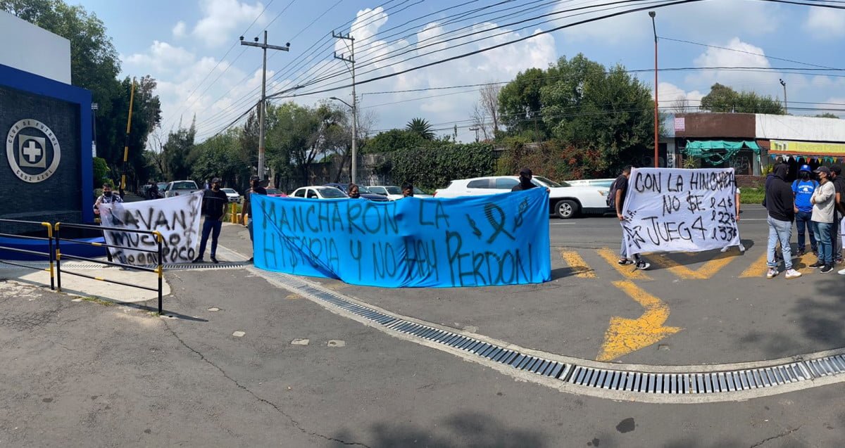 Aficionados del Cruz Azul reclaman a jugadores malos resultados
