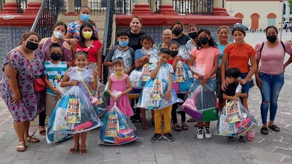 Regidora regala paquetes escolares a 50 niños.
