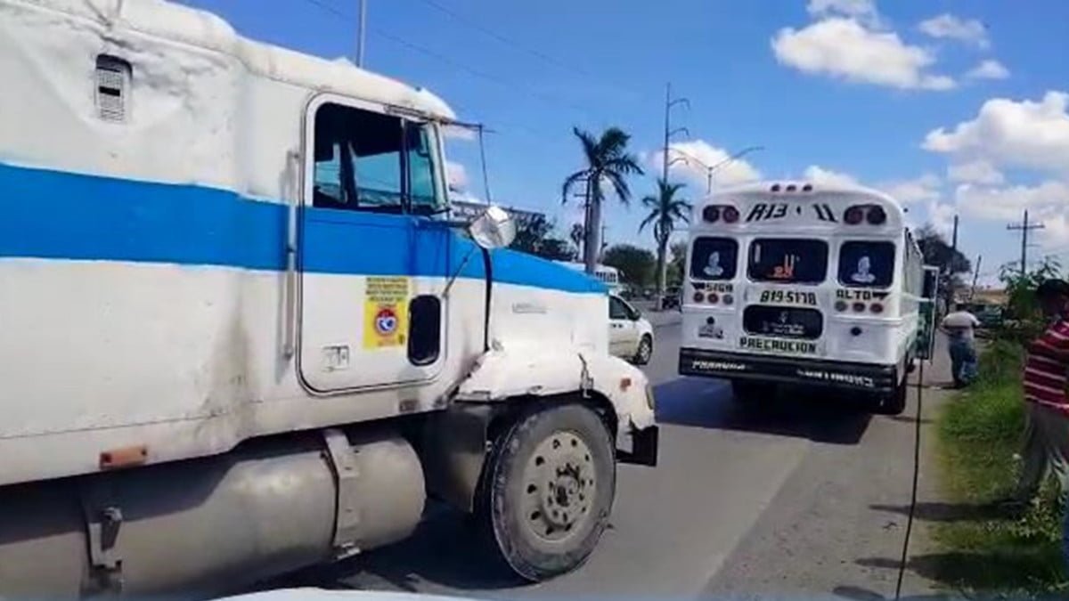 Urbano por ir a exceso de velocidad le revienta los espejos a tráiler
