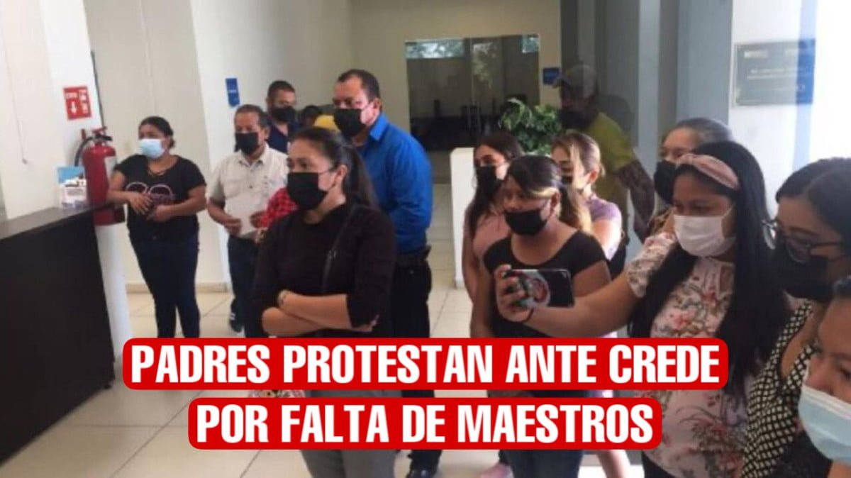 Se manifiestan padres de familia por la falta de maestros