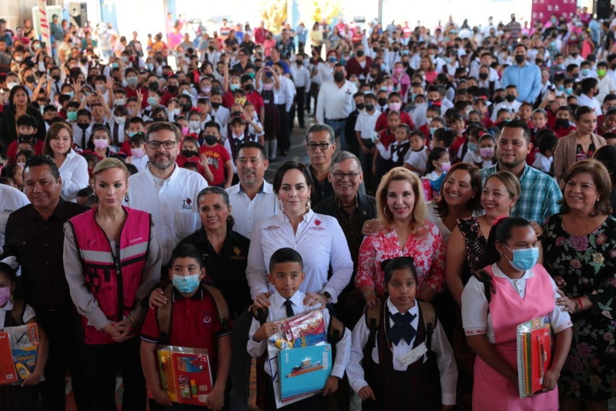 Amplía Carmen Lilia Canturosas el número de becas municipales a entregar
