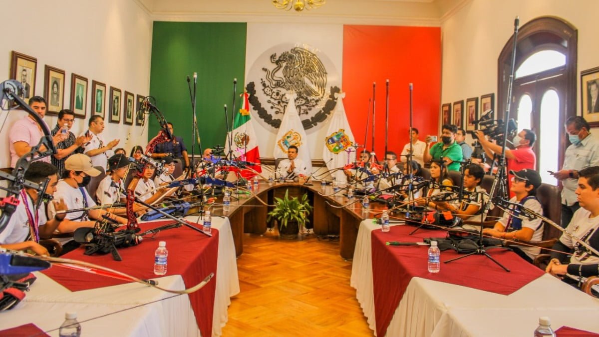 Recibe alcalde Lalo Gattás a campeones de Tiro con Arco