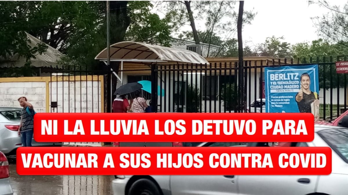 Ni la lluvia los detuvo para llevar a sus hijos a vacunar contra el Covid