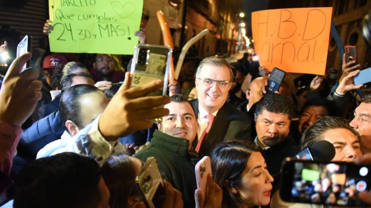 Con serenata festejan cumpleaños de Marcelo Ebrard en Palacio Nacional