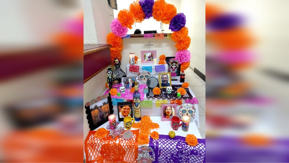Dedica Dirección de Ingresos de Matamoros altar de muertos a compañeros fallecidos