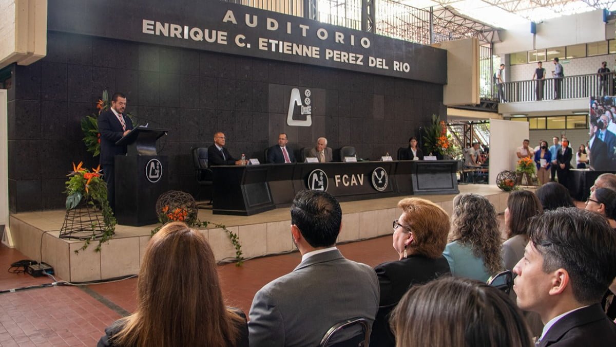 Reconoce Rector trayectoria académica de la Facultad de Comercio Victoria