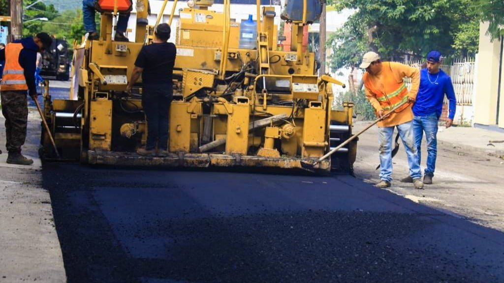 Mejora municipio más de 8 mil metros de asfalto en la ciudad