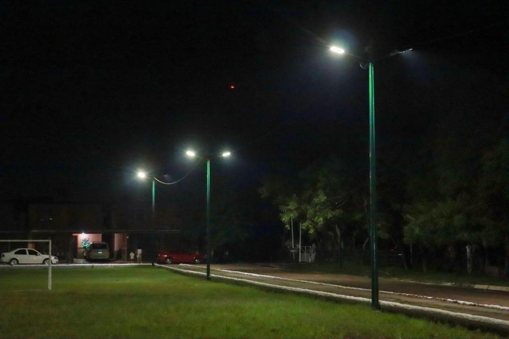 Enciende Alcalde de Altamira luminarias en campo deportivo de la colonia Roger Gómez