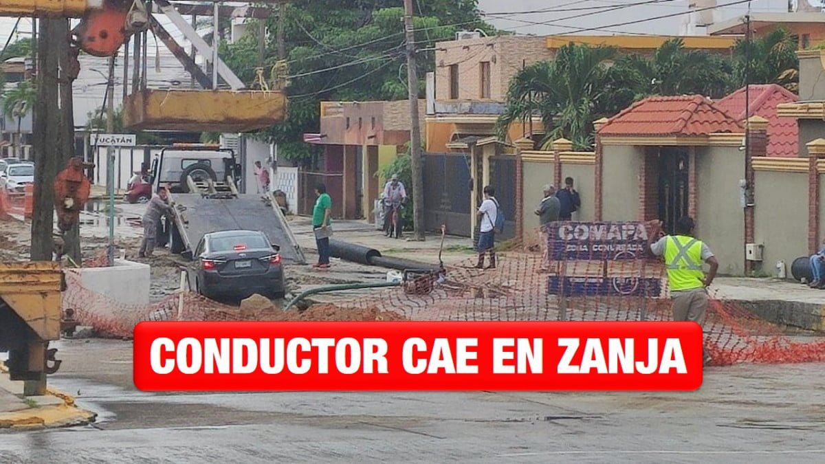 Conductor cae en zanja de calle en obra en Ciudad Madero
