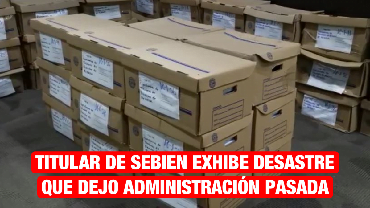 Exhibe secretaria de SEBIEN desastre en organización de la dependencia, en vez de base de datos les dejan cientos de cajas