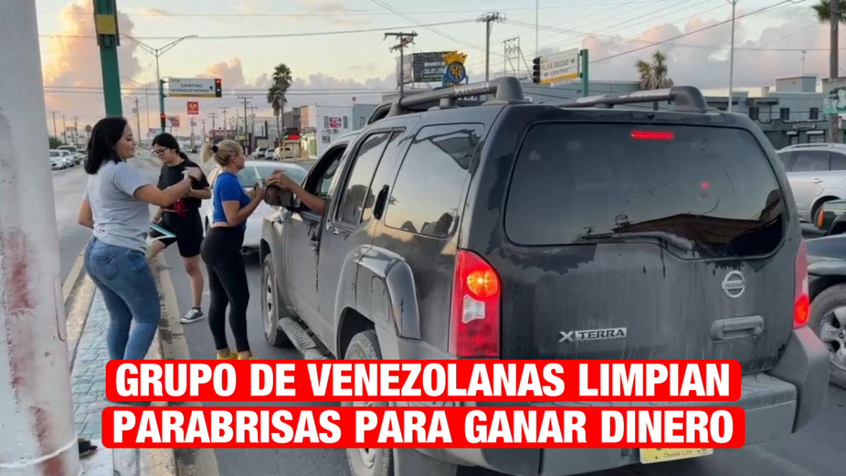 Venezolanas limpian parabrisas para obtener dinero