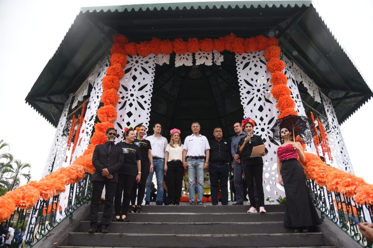 Conmemoran el Día de Muertos con altar monumental en Tampico