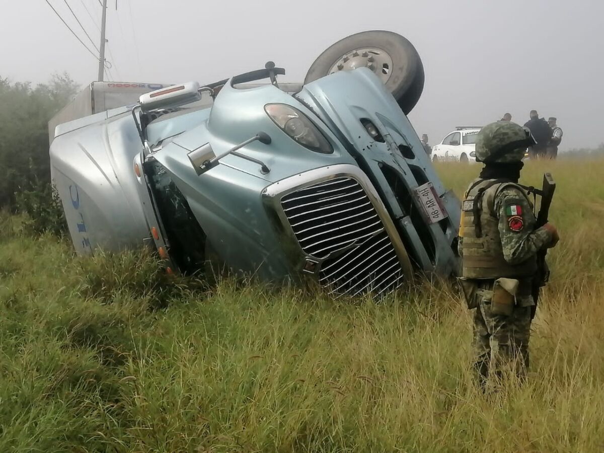 Vuelca tráiler que trasportaba papaya