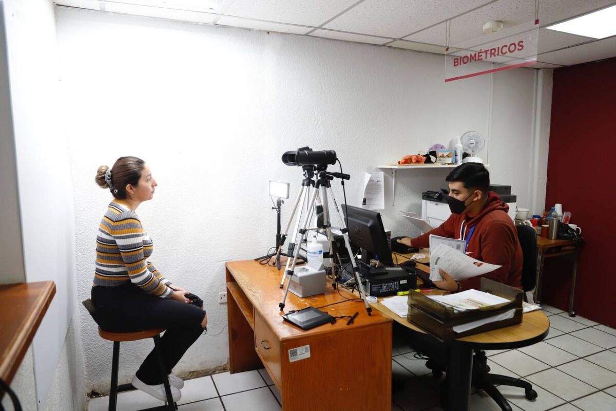 Más de 500 personas acuden por pasaportes semanalmente en NLD