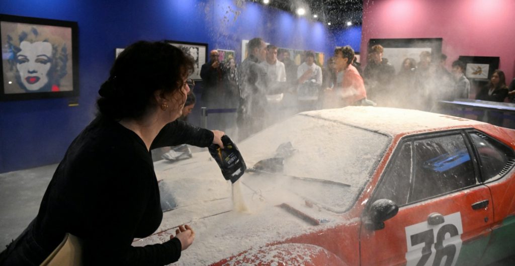Activistas contra el cambio climático cubren con harina un auto intervenido por Andy Warhol en Milán