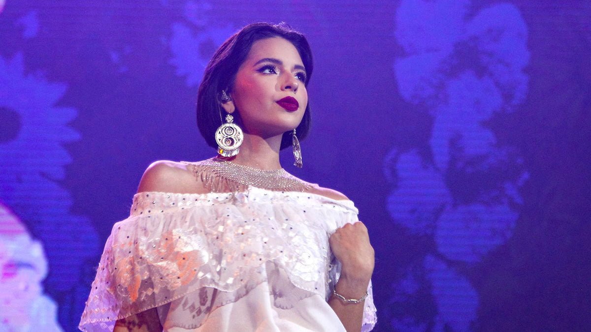 Sufre fuerte caída Ángela Aguilar en pleno concierto